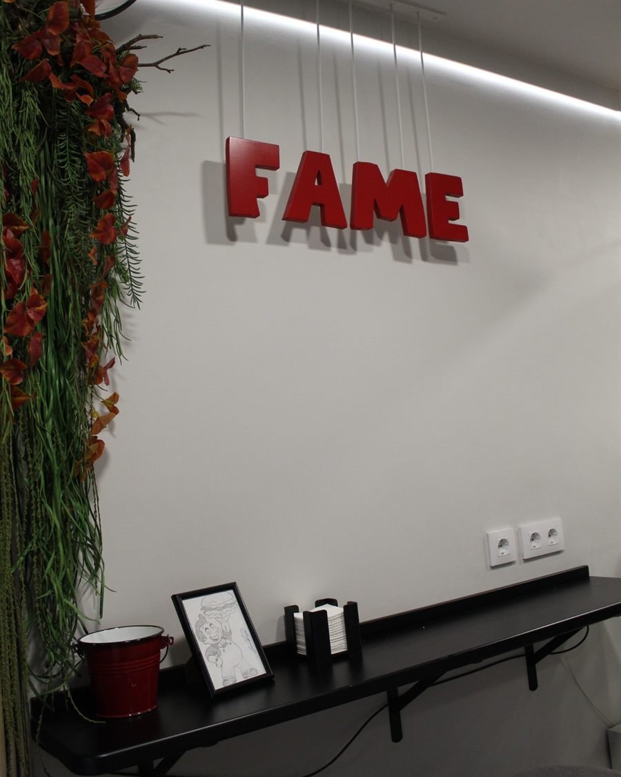 Letras vermellas FAME colgadas sobre a barra para comer